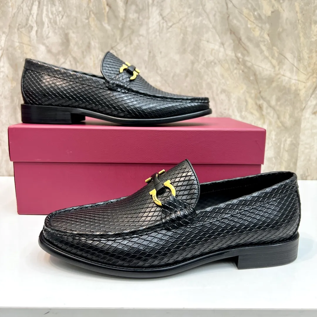 Original order quality P600 Brand: Ferragamo Standard size: Men's size 38/44 (45 can be customized) Grade: Same style as the official website High-quality men's shoes Material: Customized first-layer calfskin with water-dyed cowhide lining Cowhide tiptoe Original non-slip and wear-resistant rubber outsole Style category: Men's formal business leather shoes are young and fashionable European and American trends British style Casual matching Comfortable feet Color: Actual picture